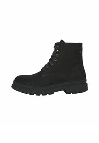 Botas de tobillo de ante negro con suela resistente, diseño de cordones, ojales de metal y un detalle del logotipo en el lateral. El acabado texturizado mejora el agarre.