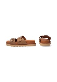 Braune Wildleder-Sandalen zum Hineinschlüpfen mit zwei verstellbaren Schnallen, einem gepolsterten, braunen Fußbett und einer hellbraunen Gummisohle mit strukturiertem Muster.