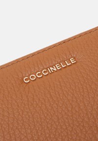 Coccinelle Maks - braun