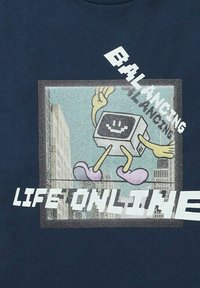 Navyblauwe t-shirt met een afbeelding van een lachende computer met armen en benen, staande voor gebouwen. De tekst luidt: "BALANCING LIFE ONLINE."