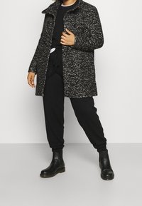 ONLY Carmakoma Klassisk kappa / rock - black