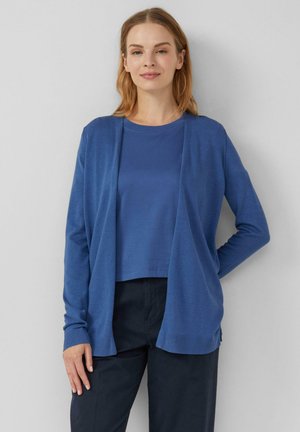 Blauwe cardigan gemaakt van een zacht textiel, met een open voorkant, lange mouwen en geribbelde boorden, gecombineerd met een bijpassend blauwe top.
