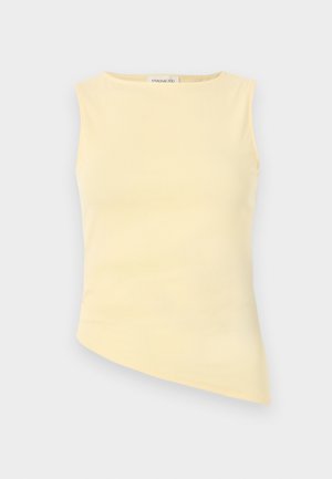 Haut sans manches jaune pâle à ourlet asymétrique, avec encolure ronde et tissu lisse, vue de face.