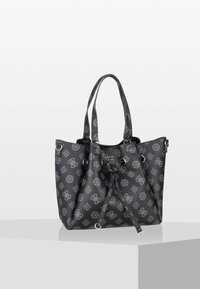 Zwarte tote bag gemaakt van gestructureerd synthetisch materiaal, met een patroon van grijze logo's. Inclusief dubbele handvatten en een trekkoordsluiting.