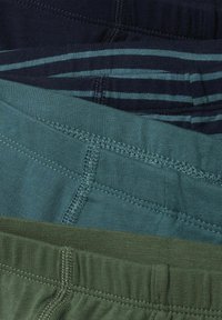 Patru perechi de boxeri pentru bărbați stivuiți; culorile includ navy închis, teal, verde închis și verde măslin. Materialul este neted, având texturi și benzi variate.