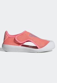 Scarpa slip-on in mesh rosa con design a intaglio, suola in gomma bianca e dettaglio del logo blu sulla tomaia. Costruzione leggera e traspirante.