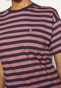 Stribet t-shirt med skiftende nuancer af mauve og mørk lilla, korte ærmer, rund halsudskæring og lille broderet logo på brystet.