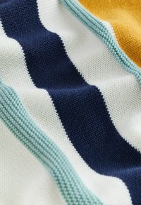 Gros plan sur un tissu tricoté avec des rayures horizontales en bleu marine, blanc, vert menthe et jaune moutarde de largeurs variées.