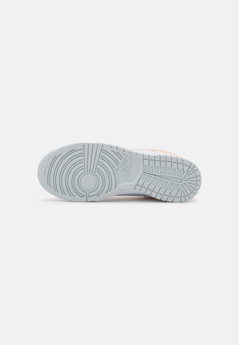 Sneaker-Außensohle in Hellblau mit strukturiertem Profilmuster, das kreisförmige und lineare Designs aufweist. Hergestellt aus Gummi, mit Nike-Logo.