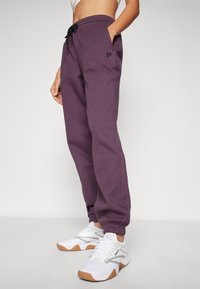 Fabletics COZY GO TO SWEATPANT - Donji dijelovi trenirke - deep plum