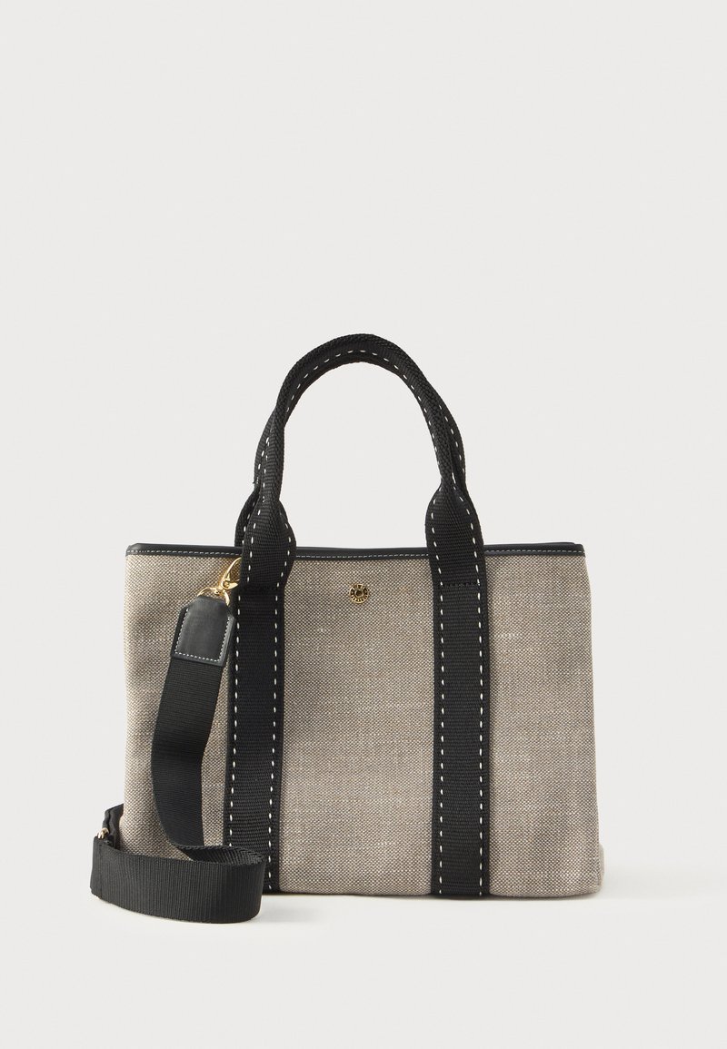 Borsa a spalla in tessuto grigio chiaro con manici neri, cuciture bianche e un accento dorato. Presenta doppi manici e una tracolla rimovibile.