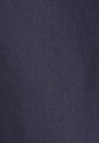Tessuto di un blu scuro che mostra una texture liscia con un sottile motivo di tessitura. Il materiale appare leggero e resistente.