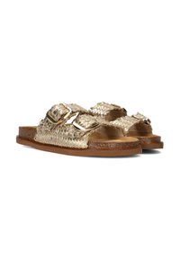 Gouden gevlochten sandalen met twee verstelbare gespen, een comfortabele bruine voetbed en een gestructureerde outsole voor grip.