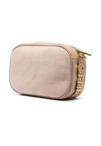 Borsa rettangolare in suede rosa con finitura liscia, dettagli in metallo dorato e chiusura a zip. Presenta un logo sul lato.