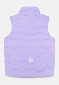 Lila quiltad väst med hög krage, prydd med ett vågmönster och en fyrkantig logotypstämpel längst ner till vänster.