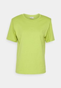 Camiseta de algodón verde lima con mangas cortas y cuello redondo. Textura suave, corte relajado y un logo sutil en el dobladillo.