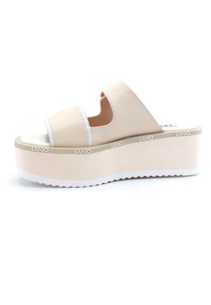 Beżowe sandały na platformie z dwoma szerokimi paskami, otwartym noskiem i teksturowaną białą podeszwą. Widoczne logo po bokach.