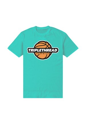 Maglietta turchese con grafica di basket e scritta audace "TRIPLETHREAD" sopra testo più piccolo "HOOPWEAR" al centro anteriore.