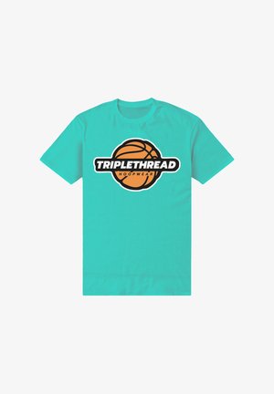 Turkooise T-shirt met een basketbalafbeelding en vetgedrukte tekst "TRIPLETHREAD" boven kleinere tekst "HOOPWEAR" aan de voorkant in het centrum.