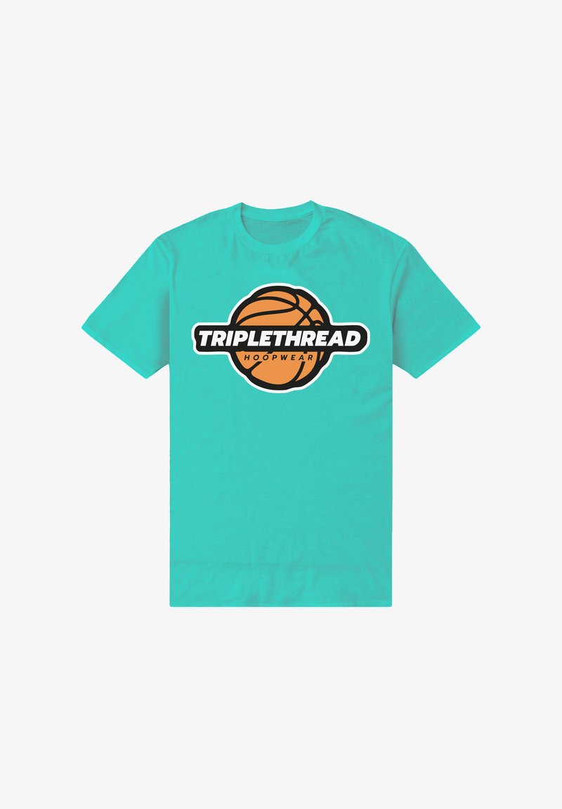 T-shirt turquoise avec un graphisme de basket-ball et le texte audacieux « TRIPLETHREAD » au-dessus du texte plus petit « HOOPWEAR » au centre devant.