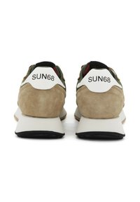 Bežovo-olivové športové topánky s bielymi textúrovanými pätkami s nápisom "SUN68". Zamatové a textilné materiály, gumové podrážky.