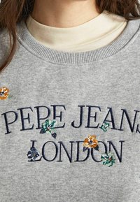Šedá mikina s námořnickým vyšitým nápisem "PEPE JEANS LONDON" a barevnými květinovými vzory v oranžové, žluté a zelené.
