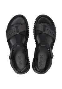 Zwarte sandalen met een open ontwerp, voorzien van glad leer, geperforeerde banden en een gestructureerde rubberen zool voor grip. Verstelbare sluiting.