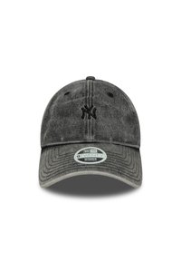 Cappello da baseball in denim grigio con visiera curva, caratterizzato da un logo ricamato in nero "NY" sul davanti e una cinturino regolabile sul retro.