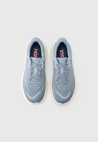 Αθλητικά παπούτσια σε ανοιχτό μπλε χρώμα με επάνω μέρος από διαπνέον πλέγμα, αντιθετικές ροζ λεπτομέρειες και μαλακή, εκρού σόλα. Ορατά κορδόνια και λογότυπο.