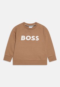 Felpa a maniche lunghe marrone per bambini con il testo bianco "BOSS" sul fronte e bottoni a pressione sulla spalla sinistra del collo.