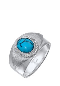 Anello in argento con finitura testurizzata, caratterizzato da una pietra turchese rotonda contornata da un motivo a corda intrecciata. Marchiato 925 sulla fascia.