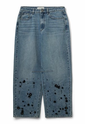 Svetlomodré široké džínsy z denimu s čiernymi kvetinovými ozdobami z korálikov na spodnej časti nôh. Majú klasické vrecká a zapínanie na gombík.