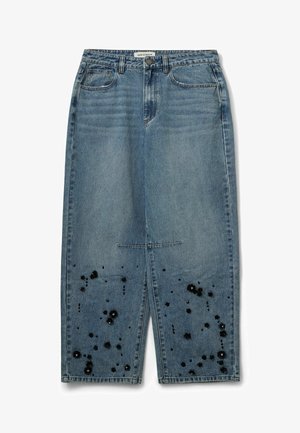 Blugi din denim bleu cu croială largă, cu aplicații florale din mărgele negre la nivelul picioarelor inferioare. Au buzunare clasice și închidere cu nasturi.
