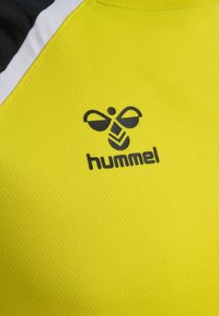 Geel textiel met zwart hummel-logo, waarop een gestileerde bij boven de merknaam is afgebeeld, en zwarte en witte textielranden.
