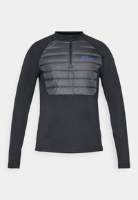 Cămașă sport neagră cu mâneci lungi și zonă de piept captusită gri. Dispune de un gât cu fermoar pe jumătate, texturi contrastante și logo-ul albastru "INTER".