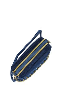 Sac en velours côtelé marine avec des zippers dorés, compartiments à double fermeture éclaire et une chaîne en accent au bas. Doté d'une seule sangle pour le transport.