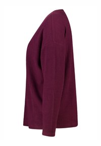 Pull en tricot gaufré, de couleur bourgogne profond, avec des manches longues et une coupe décontractée, doté d'un décolleté en V et d'un ourlet droit.