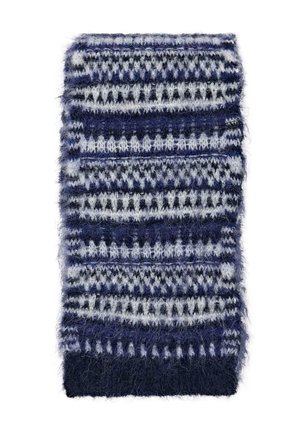 Gebreide sjaal met een gestreept patroon in donkerblauw, lichtgrijs en wit. Zacht, gestructureerd materiaal met een effen donkerblauwe rand aan de onderkant.