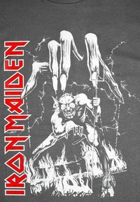 Grå t-skjorte med et hvitt grafikk av et monster som svinger et spyd, med rød "IRON MAIDEN" tekst og flammer i bakgrunnen.