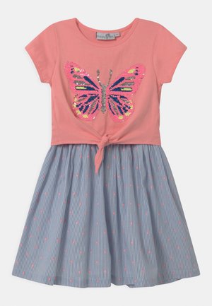 Top de algodón rosa con diseño de mariposa en lentejuelas; falda azul a rayas con puntos rosas; detalle de nudo atado en la cintura.