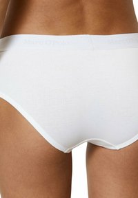 Mutande bianche in cotone con una texture liscia, cintura elastica con discreta marchiatura "Marc O'Polo" e un taglio classico.