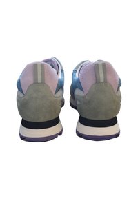 Scarpe sportive con una combinazione di suede blu chiaro, grigio e lavanda. Tallone rinforzato, dettagli testurizzati e suola viola.