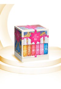 Set di sei bottiglie spray colorate in una scatola decorativa con un design a motivo; include tonalità di arancione, rosa e blu.