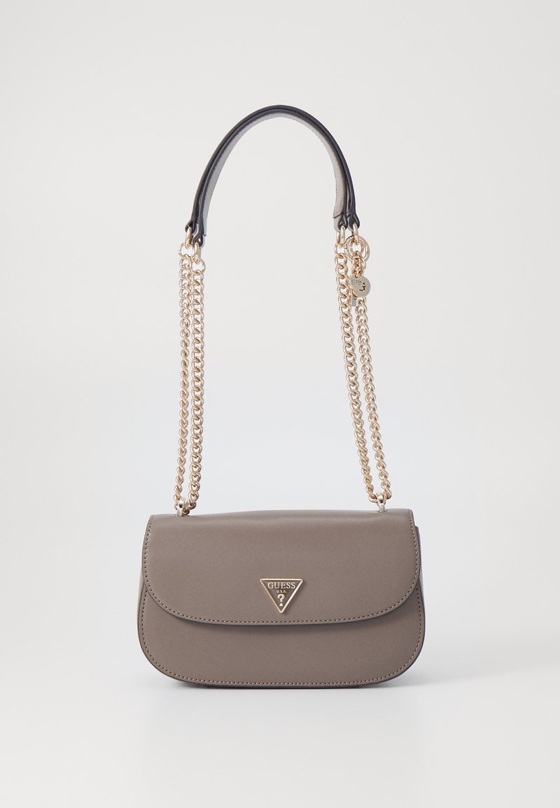 Borsa a tracolla in finta pelle grigia con chiusura a pattina, dettagli in catena dorata, emblema del logo e manico superiore in pelle nera. Forma rettangolare compatta.