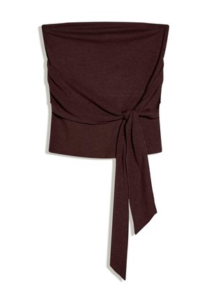 Top court marron foncé sans bretelles avec un large nœud noué en tissu à l'avant, créant un effet drapé et des extrémités de tissu allongées.