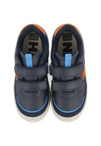 Zapatillas sintéticas de color azul marino con dos correas de Velcro, etiqueta naranja en contraste, diseño perforado y acentos en azul claro a los lados.