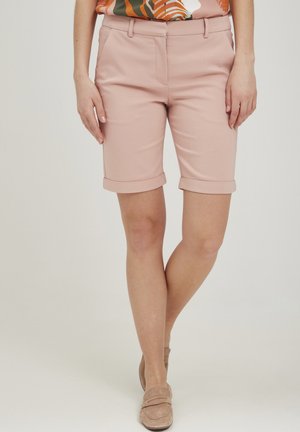 Shorts ajustés rose clair avec manchons retroussés, fabriqués en tissu lisse ; dotés de poches latérales et d'une taille standard.