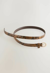Ceinture en cuir brun avec un motif serpent et un revers lisse brun, au design épuré, et une boucle en métal doré. Plusieurs trous d'ajustement visibles.