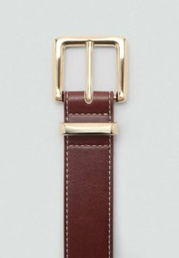 Brauner Leder-Gürtel mit einer breiten goldenen Metallschnalle, verziert mit weißen Nähten entlang der Kanten und einer eleganten, glatten Textur.