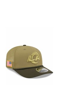 Tan und olivgrüne Kappe mit gesticktem Logo, strukturierte Form, flacher Schirm, Netzseitenteile und einem kleinen amerikanischen Flaggenpatch.